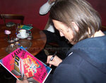 (18)Michiel signing autographs_b.jpg